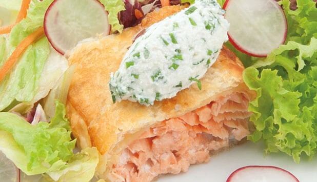 Norwegischer Lachs im Schlafrock mit Ricotta-Schnittlauch-Dip