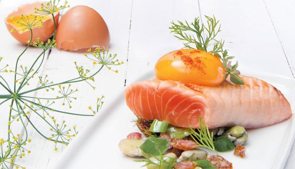 Gebratener Lachs mit Ei, Bohnen und Rauchwurst