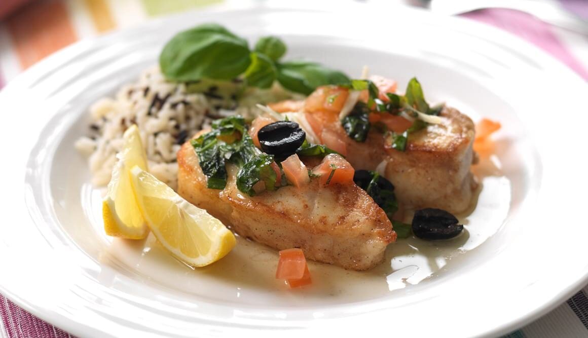 Gebratener Skrei mit Tomate und Basilikum und Wildreis