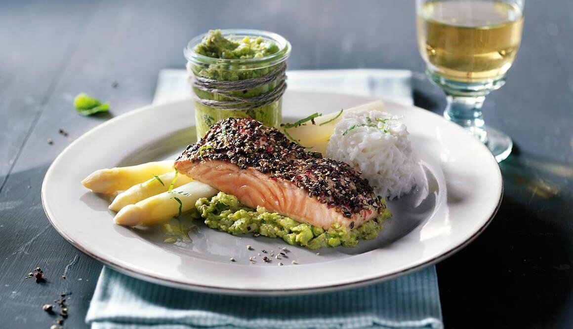 Lachs in der Pfefferkruste mit Spargel und Dicke-Bohnen-Minze-Chutney