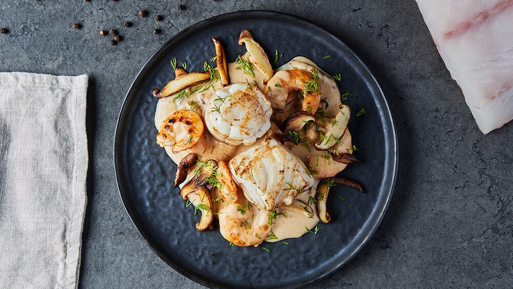 Rollmops aus norwegischem Seelachs mit Garnelen und frischen Shiitakepilzen
