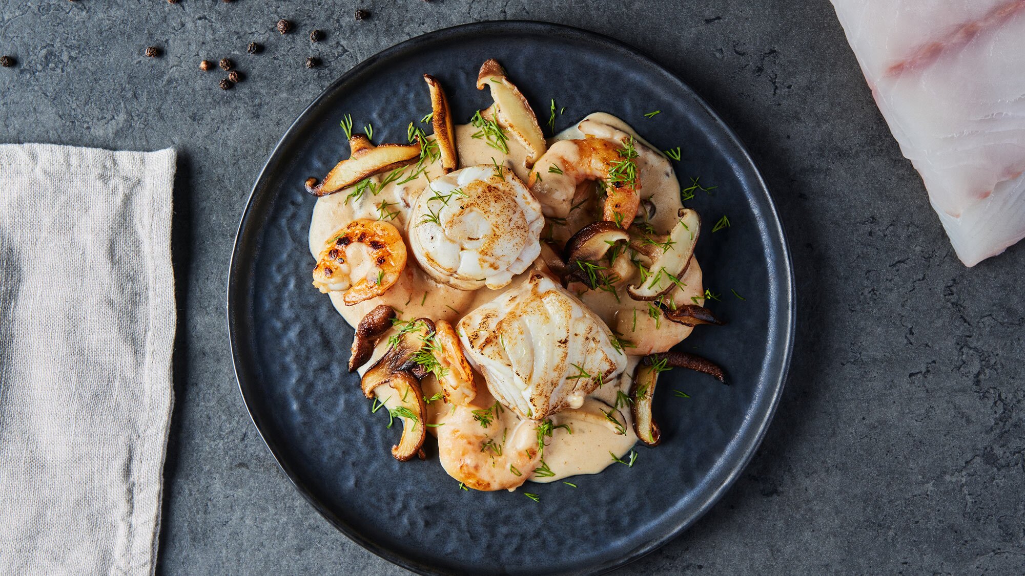 Rollmops aus norwegischem Seelachs mit Garnelen und frischen Shiitakepilzen