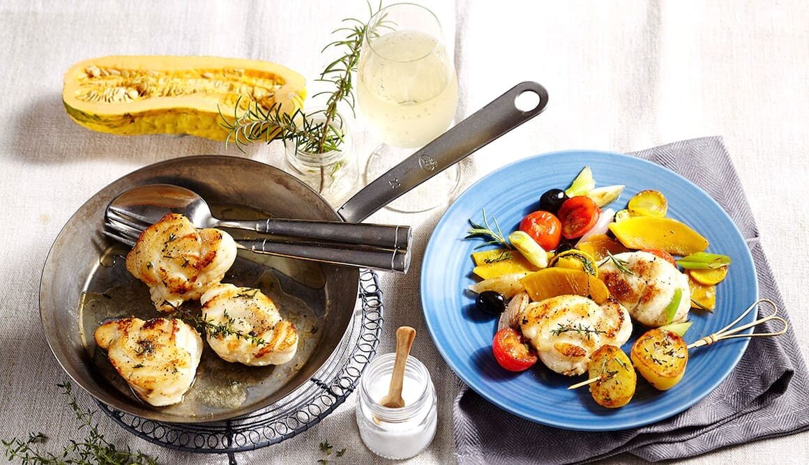 Seeteufel auf mediterranem Kürbis-Zucchini-Gemüse