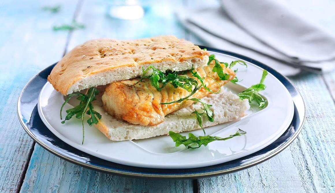 Focaccia mit Grenadierfisch und frittiertem Rucola
