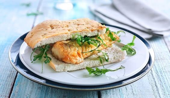 Focaccia mit Grenadierfisch und frittiertem Rucola
