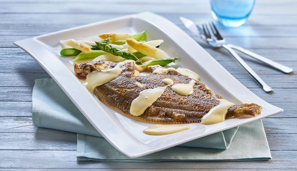 Mai-Scholle mit Spargel und Hollandaise-Espuma