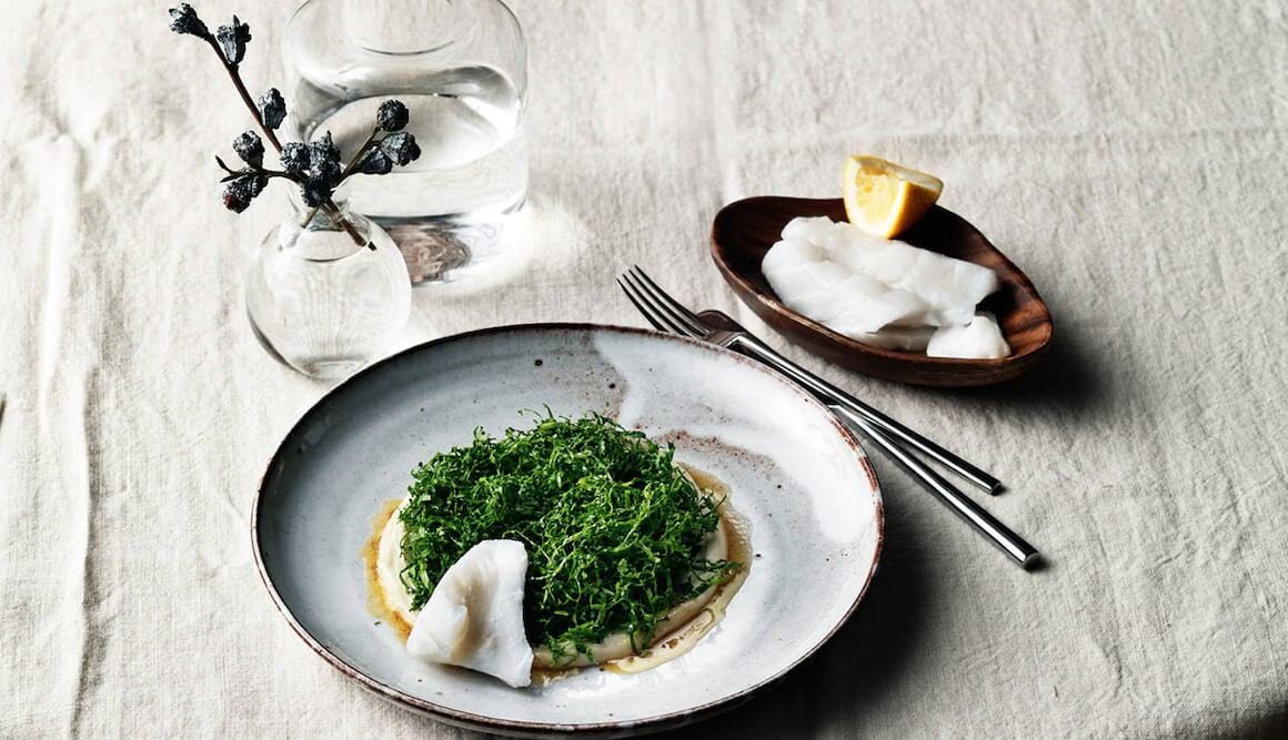 Skrei im Ofen gebacken mit Topinambur und eingelegtem Grünkohl