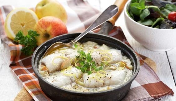 Fischrolle in einer delikaten, sommerlichen Apfelsauce