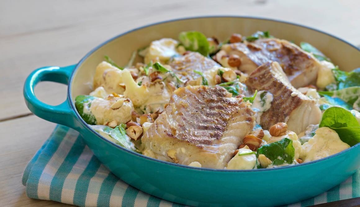 Seelachs mit Nüssen, Blumenkohl und Spinat