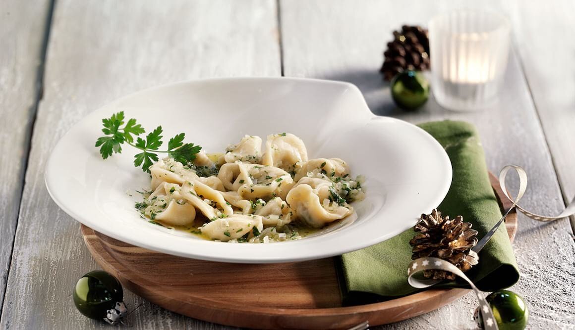 Pelmeni mit Miesmuschelfüllung in Petersiliensud