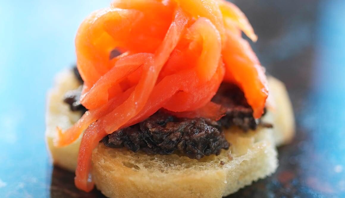 Bruschetta mit geräucherter Fjordforelle und Tapenade