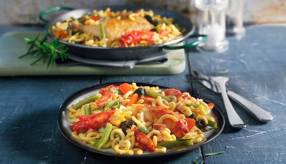 Nudel-Paella mit Taschenkrebsen