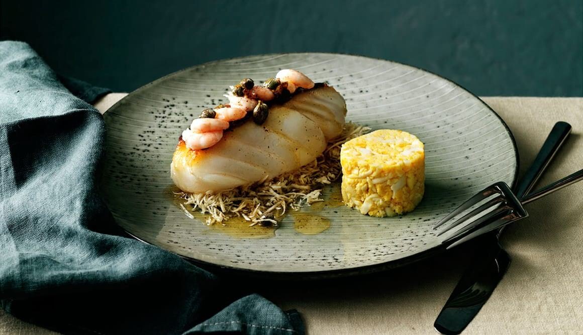Gebratener Skrei mit Shrimps-Kapern-Topping und Eipuffer