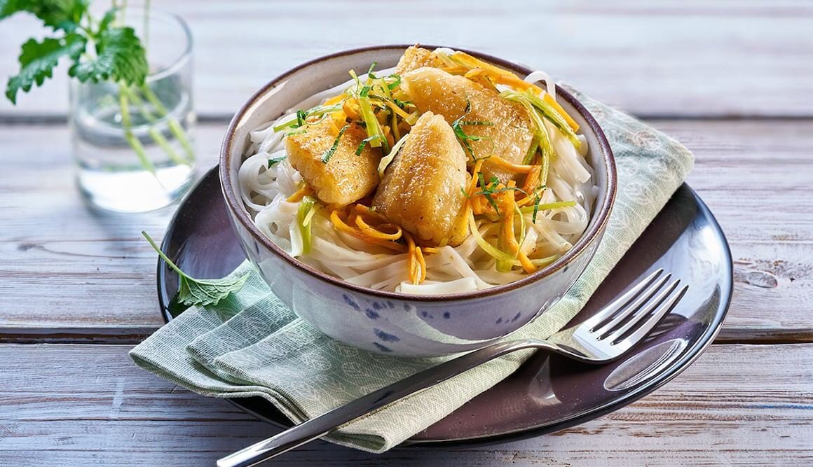 Rochen mit Reisnudeln und Melisse