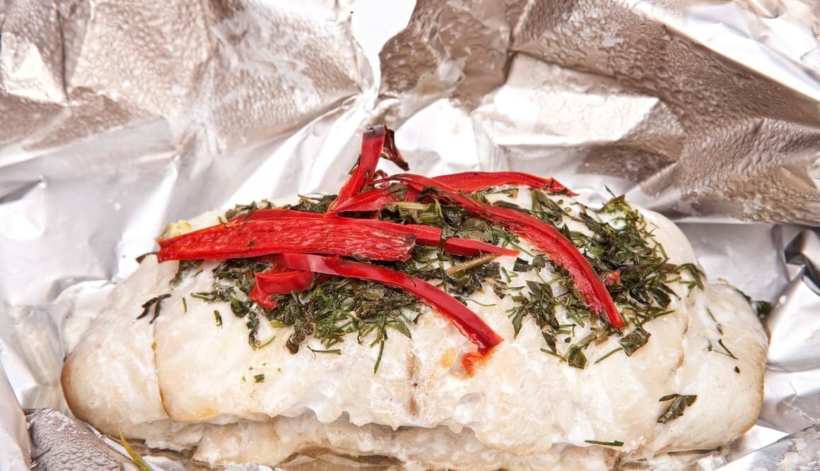 Gegrillter Seelachs mit frischen Kräutern in Folie