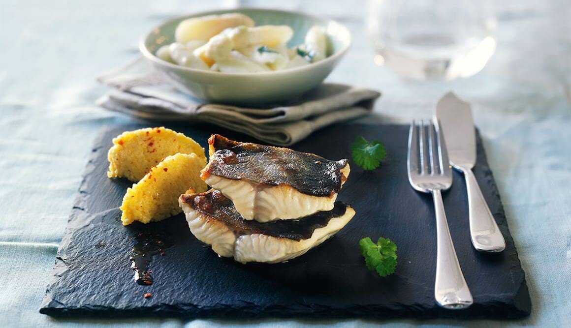 Fjordforelle auf lauwarmem Spargelgemüse mit Safran-Couscous