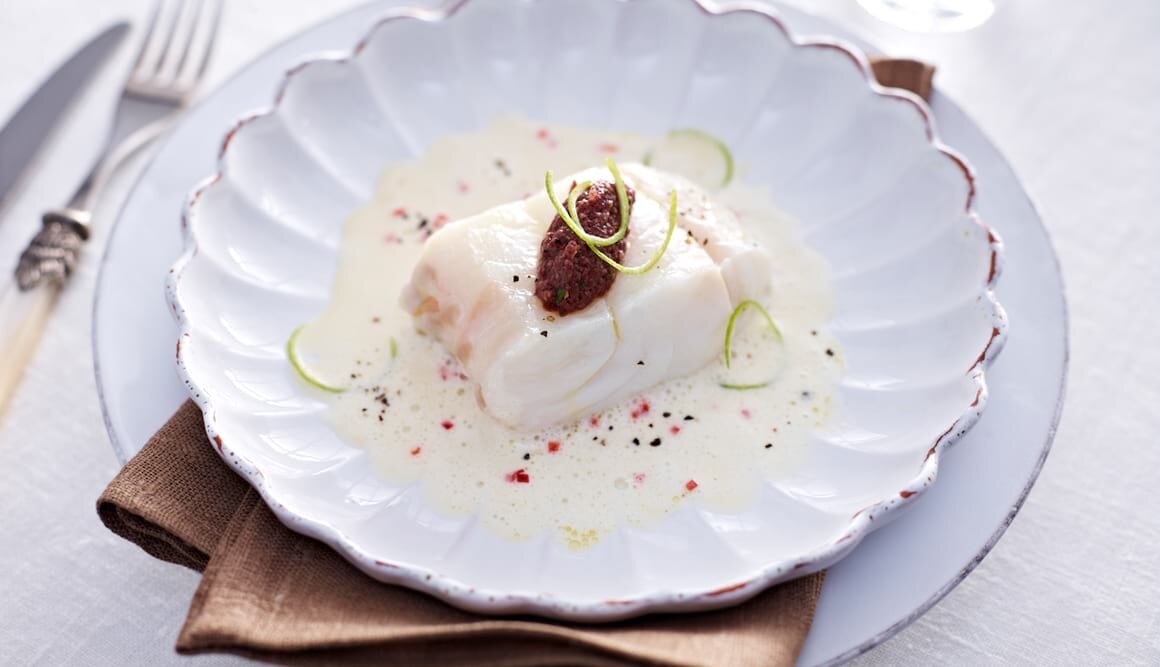 Pochiertes Skreifilet mit Chili-Limetten-Sauce und Tapenade