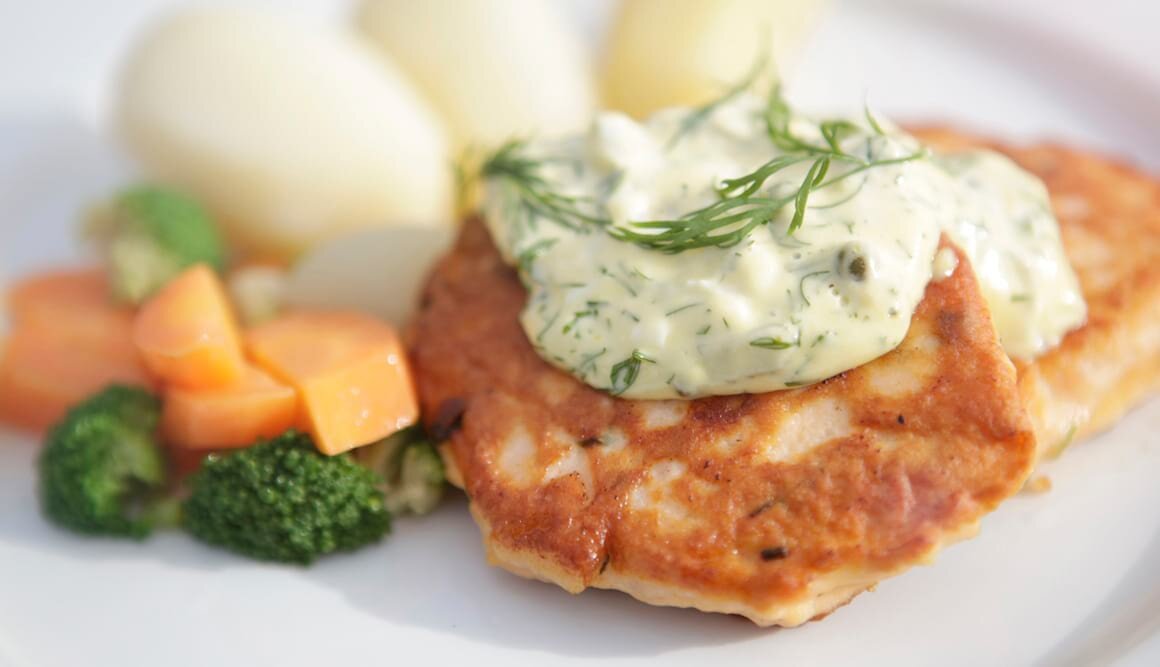Gebratene Burger aus Lachs mit Sauce Gribiche