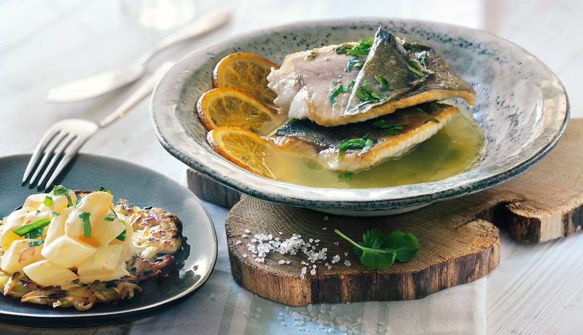 Gebackener Saibling mit Spargelsalat und Kartoffelpuffer