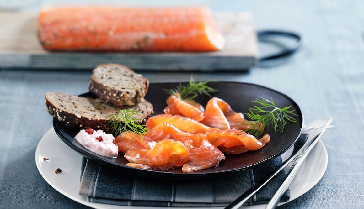 Mit Meerrettich gebeizter Lachs