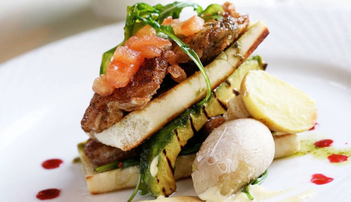 Knusprig gebratene Skreizungen auf Toast