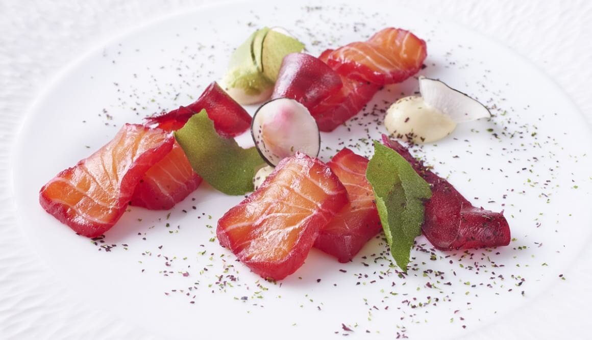 Norwegischer Lachs in Rote-Bete-Saft, Rettich, Meersalatplatten und Auberginenkaviar