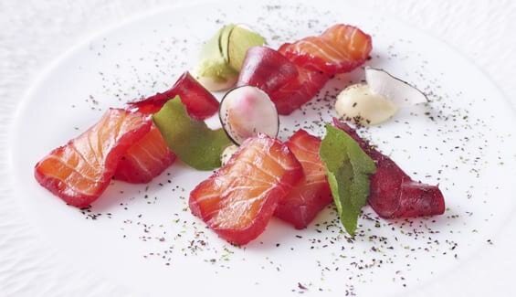 Norwegischer Lachs in Rote-Bete-Saft, Rettich, Meersalatplatten und Auberginenkaviar