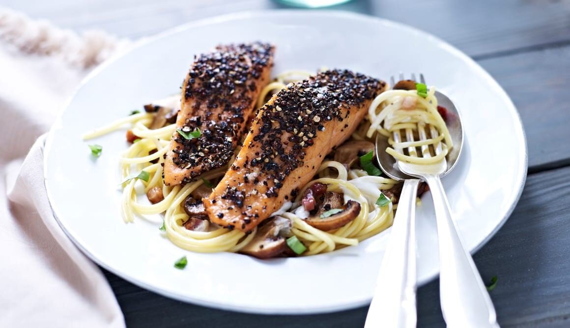 Gepfefferter Lachs mit Nudeln und Champignons