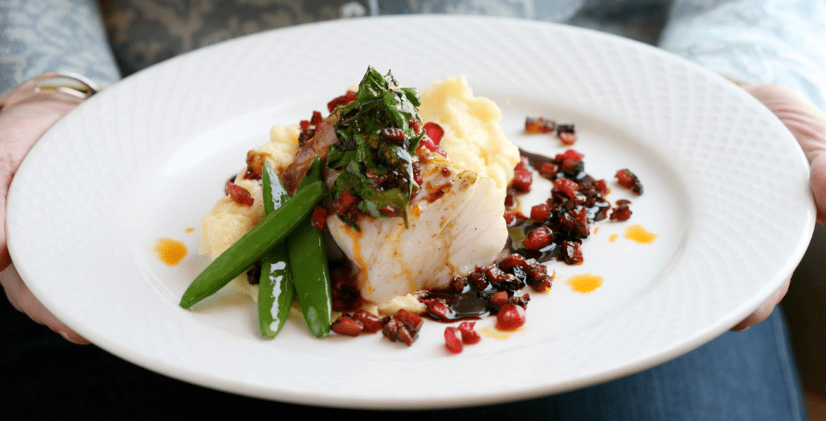 Skrei mit Granatapfel, Chorizo-Hack und Kartoffelstampf