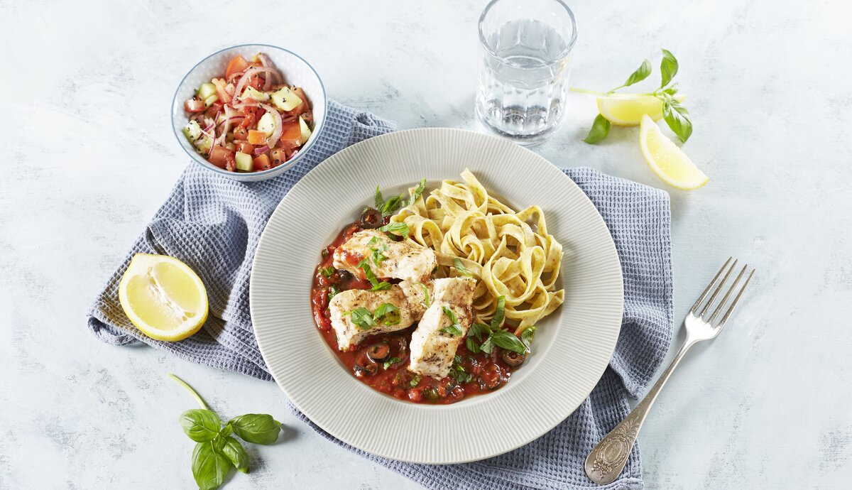 Seewolf mit Tomatensauce, Salat und Vollkornnudeln