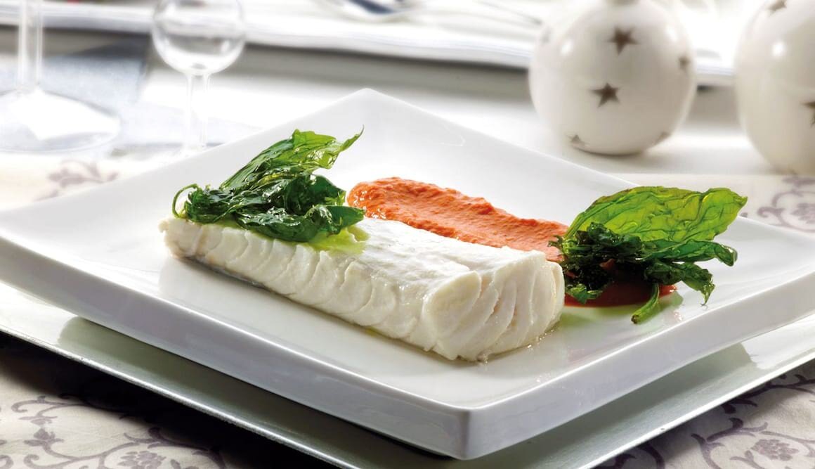 Gebratener Kabeljau mit Paprikapaste und frittiertem Basilikum