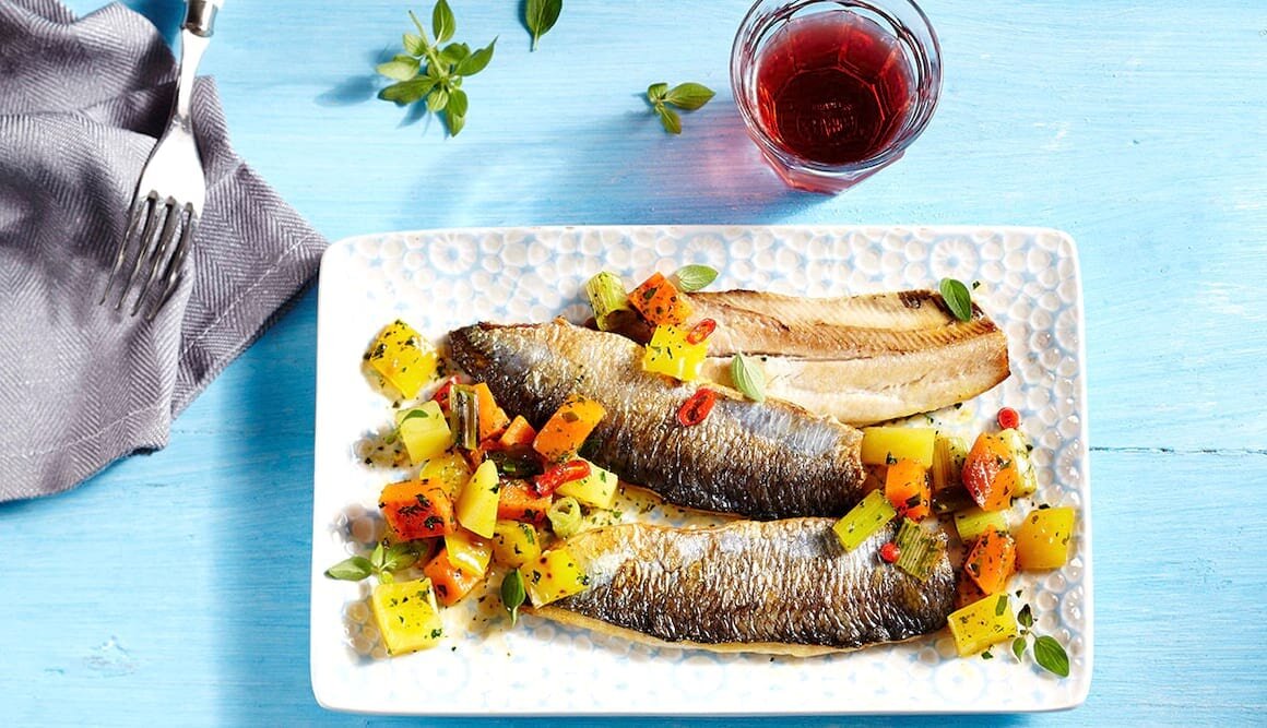 Gebratene Heringe auf Kürbisgemüse