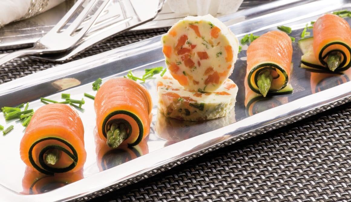Räucherlachsröllchen mit Zucchini und Lachsbutter