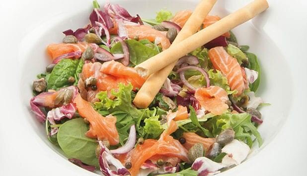 Salat mit mariniertem norwegischen Lachs, Oliven und Grissini