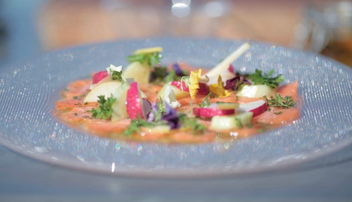 Lachs mit Radieschen, Apfel und Kräuter-Vinaigrette