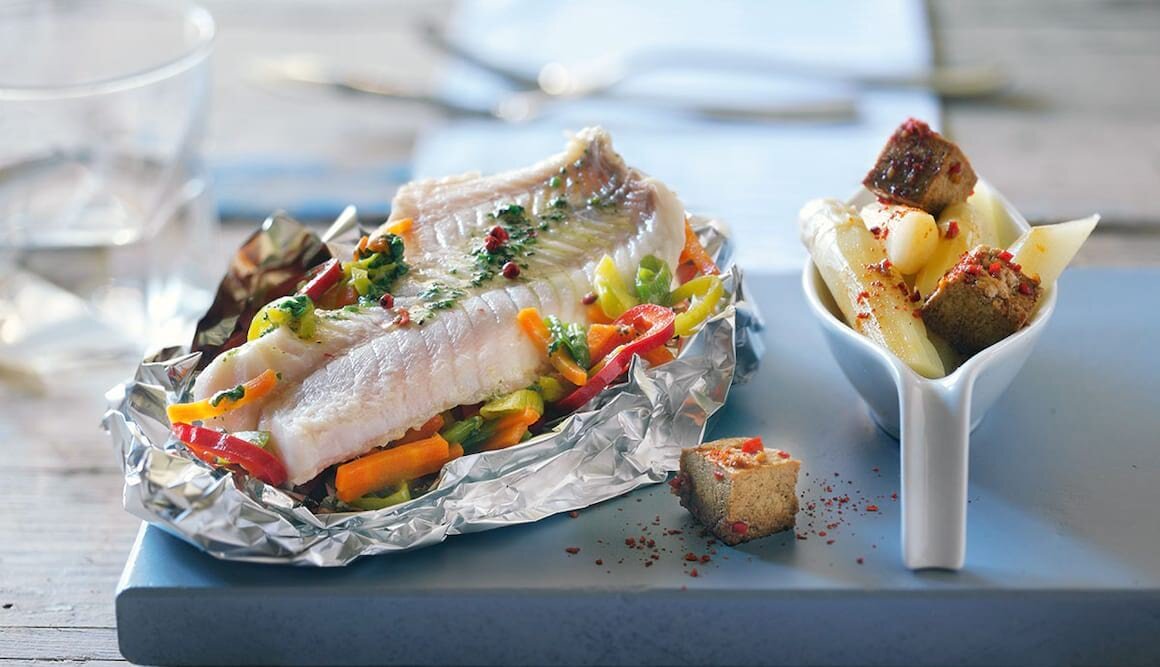 Rotbarsch und marinierter Spargel en papillote mit Chili-Tofu-Würfeln