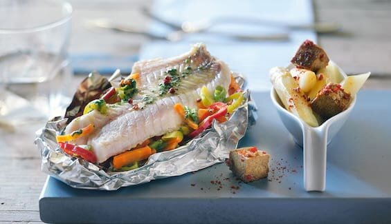 Rotbarsch und marinierter Spargel en papillote mit Chili-Tofu-Würfeln