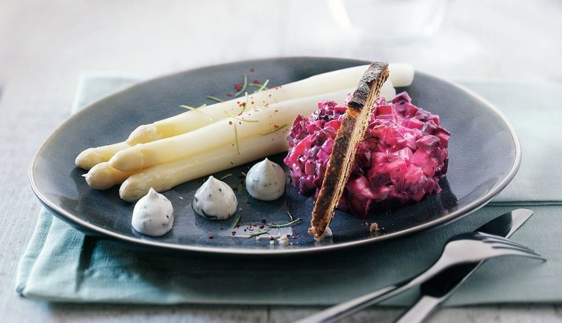 Heringstatar und Spargel mit Joghurt-Kräuter-Dip und Knusper-Crostini