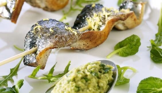 Schaschlik vom Hering mit Relish und grünen Oliven
