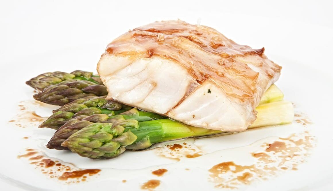 Ofengebackener Seelachs mit Ingwer und Spargel