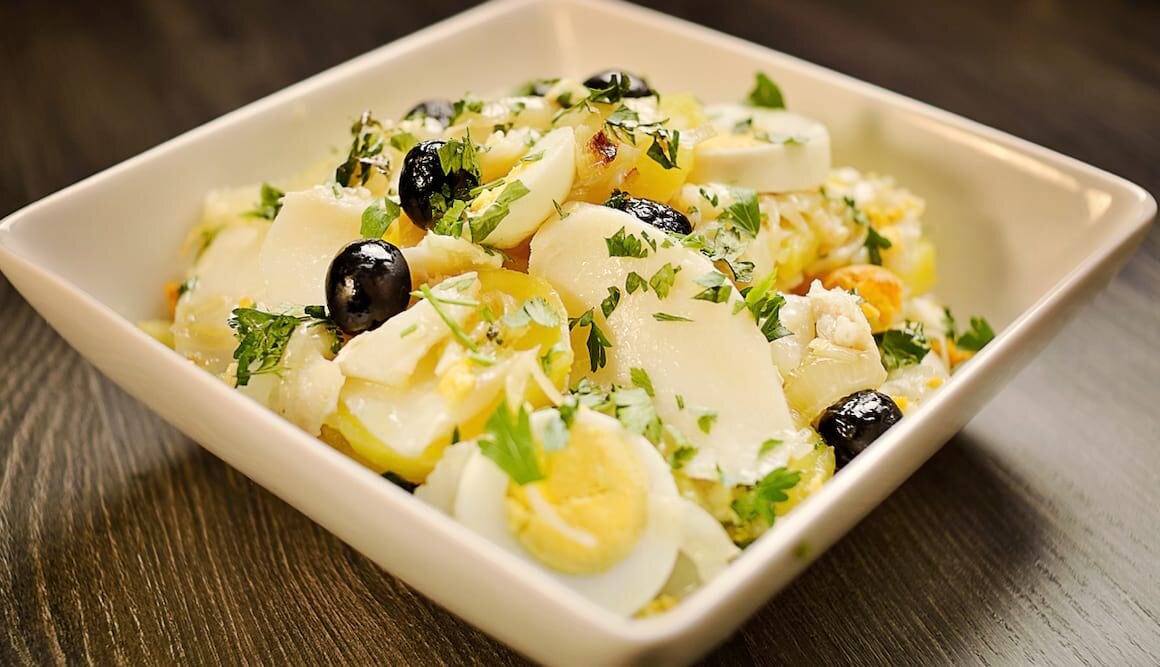 Bacalao Salat mit Kartoffeln, Ei und Oliven