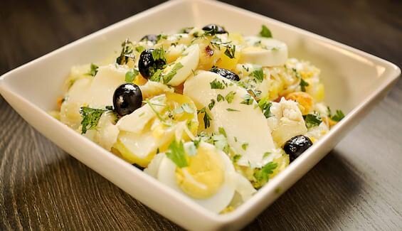 Bacalao Salat mit Kartoffeln, Ei und Oliven