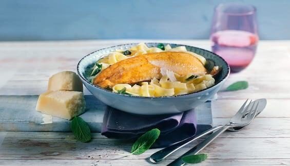 Salbei-Nudeln mit sautiertem Saibling