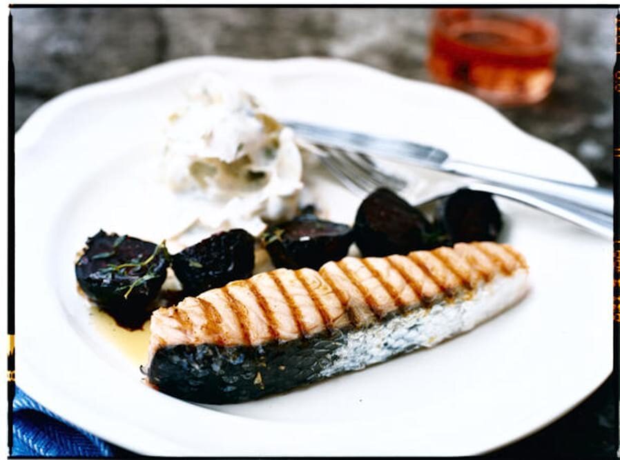 Gegrillter Lachs mit Fenchelzaziki und Rote Bete aus der Folie