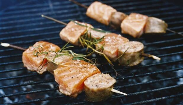 Gegrillter Lachs vom Spieß mit Chorizo und weißen Bohnen