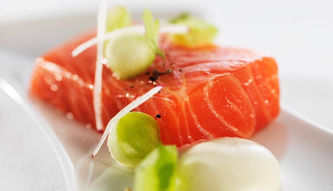 Gebackene Fjordforelle mit Knollensellerie-Creme und Apfel