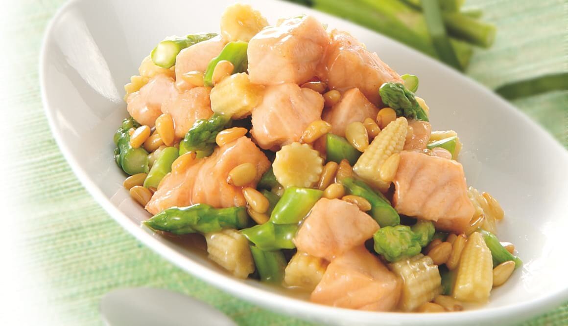 Lachs mit Mais, Spargel und Pinienkernen