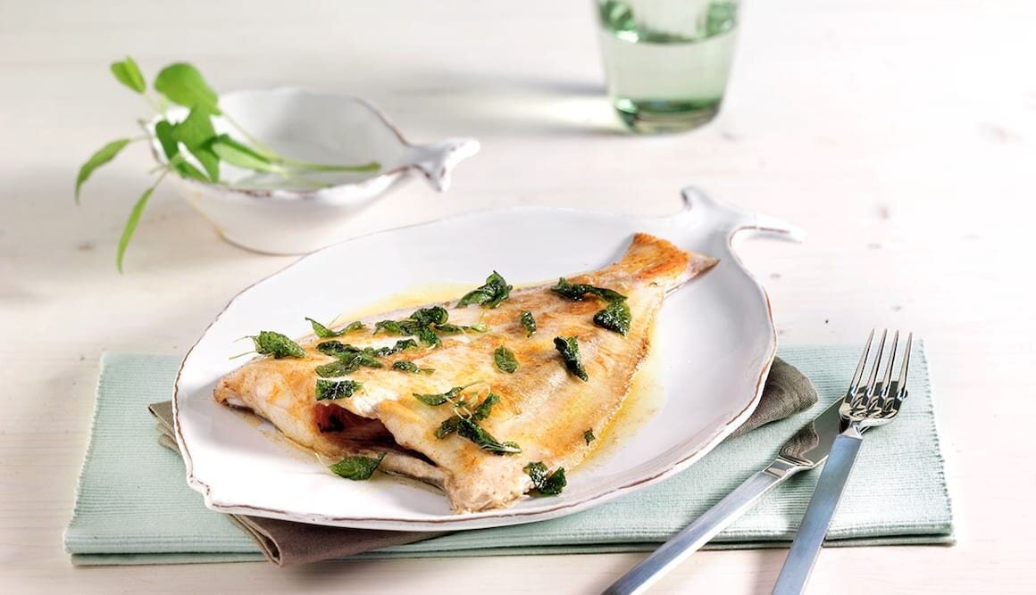 Im Ganzen gebratene Scholle mit Salbeibutter