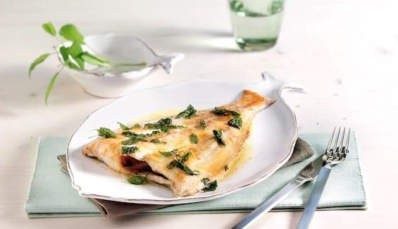 Im Ganzen gebratene Scholle mit Salbeibutter