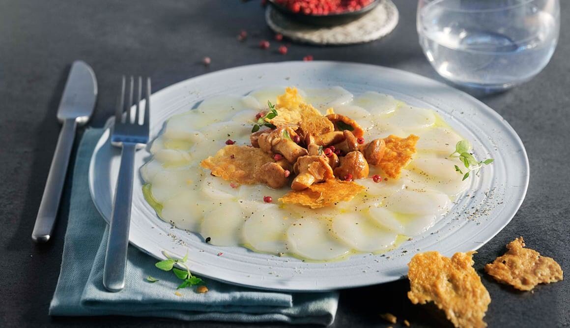 Carpaccio von der Jakobsmuschel mit Pfifferlingen und Parmesan-Crunch